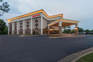 un edificio de hotel con un aparcamiento enfrente en Hampton Inn Meridian, en Meridian