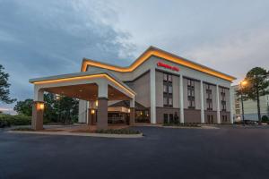 un hotel con un cartel en la parte delantera en Hampton Inn Meridian, en Meridian