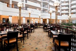 um restaurante com mesas e cadeiras num quarto em Embassy Suites by Hilton Portland Airport em Portland