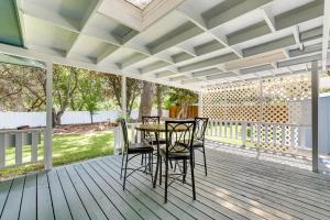 un patio con mesa y sillas en una terraza en Twin Falls Vacation Rental with Deck Less Than 3 Mi to Town! en Twin Falls