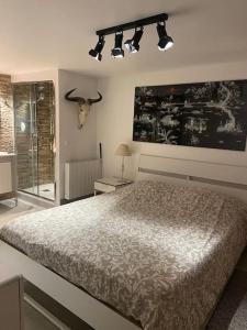 una camera da letto con un letto e una testa di mucca sul muro di Paradis sur l’eau à 20 mns de Paris a Villennes-sur-Seine