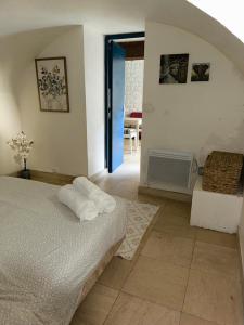 1 dormitorio con 1 cama y puerta abierta en Appartement terasse, en Saint-Maur-des-Fossés