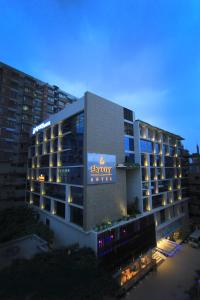 Sky City Hotel Dhaka في داكا: مبنى عليه لافته