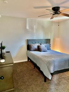 een slaapkamer met een bed en een plafondventilator bij Modern Hideaway in El Paso