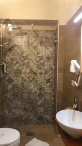 W łazience znajduje się prysznic, toaleta i umywalka. w obiekcie Castrum Rooms w mieście Mesagne