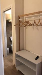 Pokój z szafą z półkami i toaletą w obiekcie Castrum Rooms w mieście Mesagne