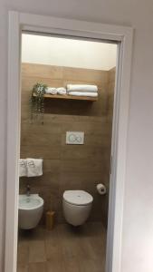 łazienka z toaletą i umywalką w obiekcie Castrum Rooms w mieście Mesagne