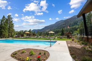 una piscina con montañas en el fondo en Tamarron Lodge 752 & 753, en Durango