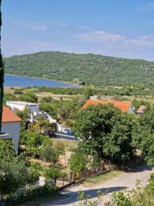uma vista para uma aldeia com um lago ao fundo em Eden em Tisno