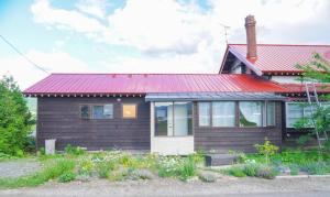 富良野市にある古民家ここにわ はなれの宿の赤屋根の小屋