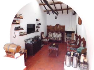 sala de estar con muebles y chimenea en Casa Hotel Paraíso Bella Villa, en Villa de Leyva