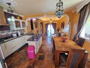 uma cozinha com uma mesa e uma sala de jantar em Villa Habibi Luxury 5B em Chayofa