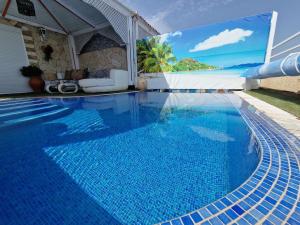 uma piscina azul com vista para o oceano em Villa Habibi Luxury 5B em Chayofa