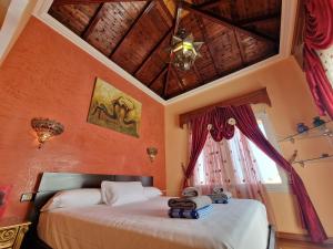 Duas camas num quarto com paredes cor de laranja em Villa Habibi Luxury 5B em Chayofa
