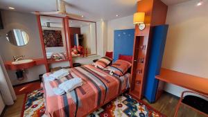 um quarto com uma cama, uma pia e um espelho em BeautyD RED ROOM centrum Gullegem em Wevelgem