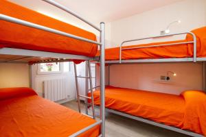 Lekeitio Aterpetxea Hostel tesisinde bir ranza yatağı veya ranza yatakları
