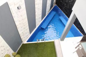 an overhead view of a swimming pool in a building at Hotel Boutique M&F in Tequisquiapan