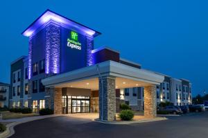 Un hotel con un cartel en la entrada. en Holiday Inn Express Rochester South - Mayo Area by IHG, en Rochester