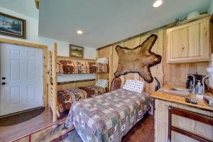Cozy Countryside Cabin in Robie Creek Park! في بويز: حمام مع سرير ومغسلة في الغرفة