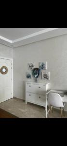 カサブランカにあるLes perles de tamarisの白いドレッサーと椅子が備わる白い部屋