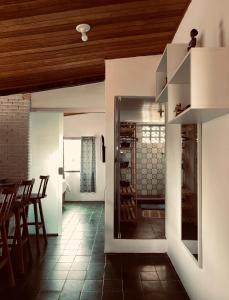uma cozinha e sala de jantar com mesa e cadeiras em Studio 1 casazul em Salvador