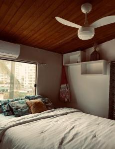 um quarto com uma ventoinha de tecto e uma cama em Studio 1 casazul em Salvador