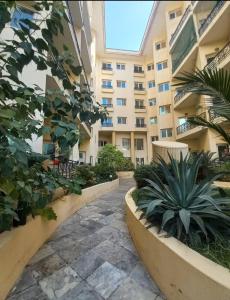 einen Innenhof eines Apartmenthauses mit Pflanzen in der Unterkunft Ruby Star Hostel Dubai loft Bed Partition G in Dubai