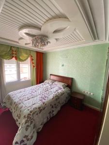 Un dormitorio con una cama y un techo. en Appart centre ville, en Agadir