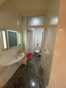 Un baño con lavabo, inodoro y espejo. en Appart centre ville, en Agadir