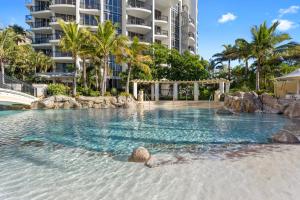 une piscine en face d'un bâtiment dans l'établissement Holiday Holiday Chevron Renaissance Apartments, à Gold Coast