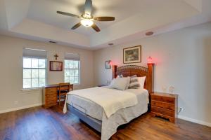 Postel nebo postele na pokoji v ubytování Game Room and Dock Waterfront Granbury Lake Retreat