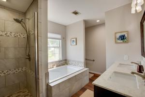 Koupelna v ubytování Game Room and Dock Waterfront Granbury Lake Retreat + 58 fotografií