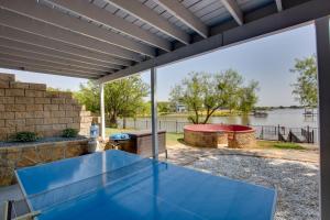 Balkón nebo terasa v ubytování Game Room and Dock Waterfront Granbury Lake Retreat