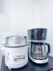 Tetera y cafetera en Hideout Nimman, Privacy Villa