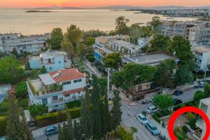 eine Stadt mit einem roten Kreis im Vordergrund in der Unterkunft Seaside 2 BR Boho Minimal Apartment 80m Beachfront in Athen