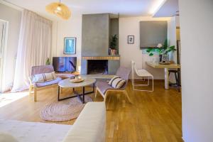 ein Wohnzimmer mit einem Sofa und einem Tisch in der Unterkunft Seaside 2 BR Boho Minimal Apartment 80m Beachfront in Athen