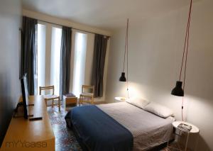 una camera con letto, scrivania e finestre di Two bedroom apartment in the heart of La Roma a Città del Messico