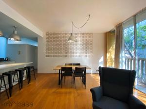 cocina y comedor con mesa y sillas en Two bedroom apartment in the heart of La Roma, en Ciudad de México