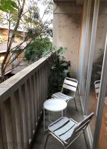 2 sedie e un tavolo sul balcone di Two bedroom apartment in the heart of La Roma a Città del Messico