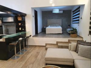 1 dormitorio con 1 cama y sala de estar en Loft de Raty en Veracruz