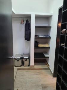 Habitación con armario con estanterías y puerta en Loft de Raty en Veracruz