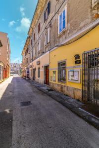 uma rua vazia num beco com edifícios em Apartments with WiFi Pula - 21407 em Pula