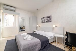um quarto com uma cama, uma cadeira e uma janela em Apartments with WiFi Pula - 21407 em Pula