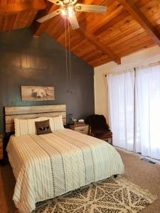 1 dormitorio con 1 cama y ventilador de techo en The Ponderosa en Running Springs
