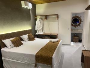 una camera da letto con un grande letto bianco in una stanza di Kanui Mar (cobertura garden) a São Miguel dos Milagres Altre 61 foto