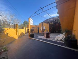 une cour d'un bâtiment avec une table et quelques plantes dans l'établissement Quiet, Central Apartment To Feel Good - www_el-rincon_rentals, à La Rioja