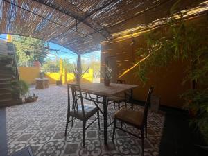 een tafel en stoelen in een kamer met een patio bij Quiet, Central Apartment To Feel Good - www_el-rincon_rentals in La Rioja