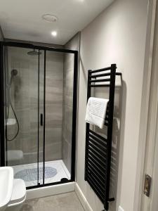 y baño con ducha y cabina de ducha acristalada. en TIB Property Investments, Centenary House, 53 North St, en Leeds