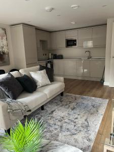 sala de estar con sofá y cocina en TIB Property Investments, Centenary House, 53 North St, en Leeds