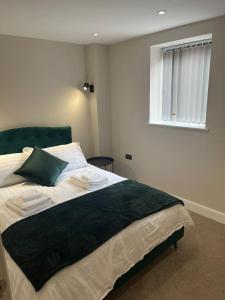 1 dormitorio con 1 cama grande y ventana en TIB Property Investments, Centenary House, 53 North St, en Leeds